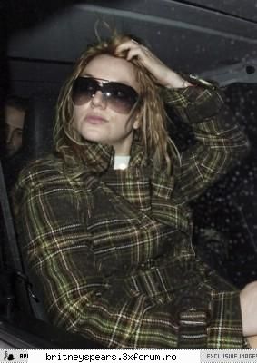 Britney cu paduchi!!!!!!!! - uite poze knd se scarpina in kp - Britney Spears