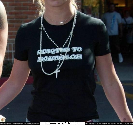 Ce parere avezti despre Christina Aguilera? - faza aia cu tricoul e din 2004 - Britney Spears