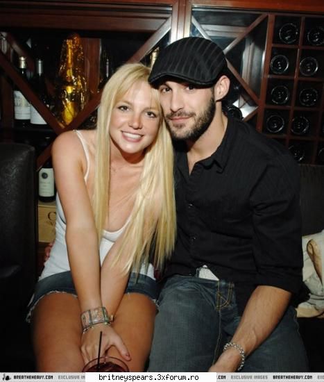 Din nou??????? - neh,,,nuh e cu nime` ei(ashtia d la MTV),cred k e - Britney Spears