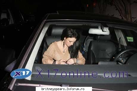 January 28 - Britney , bruneta din nou ... - Britney Spears dyed her hair once - Britney *.~ Photos ~.*