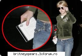Noul album? - Britney a fost surprinsa tinand in mana un CD - Recycle Bin